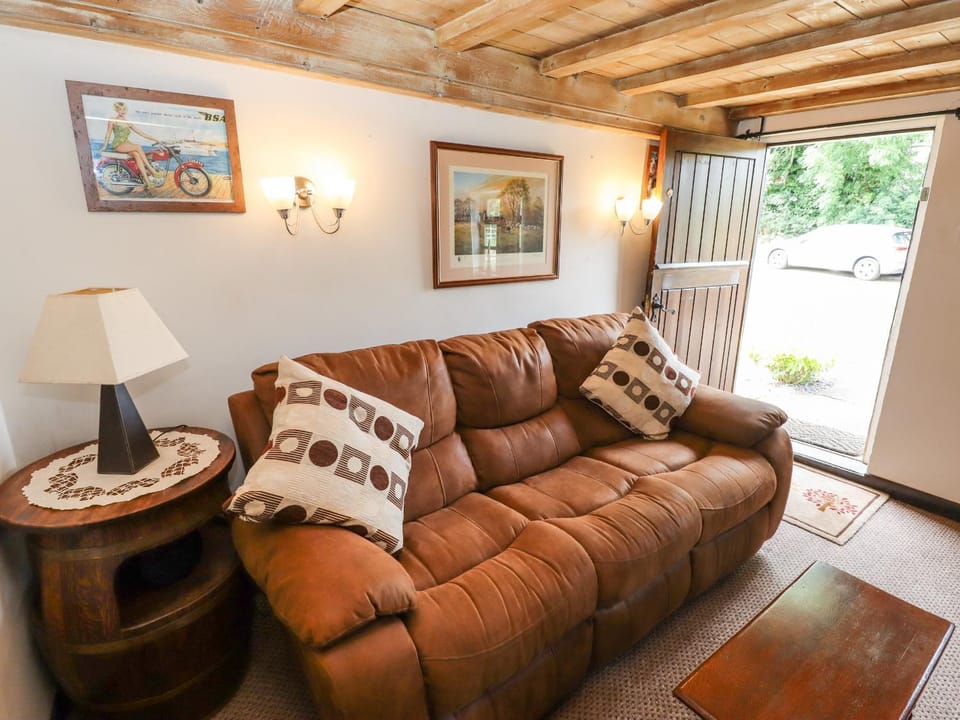 Woldsend Cottage House in West Lindsey District