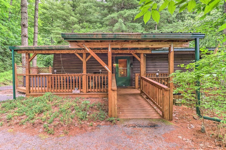 Deck & Private Hot Tub! Maggie Valley Mtn Cabin Cabin in Ivy Hill