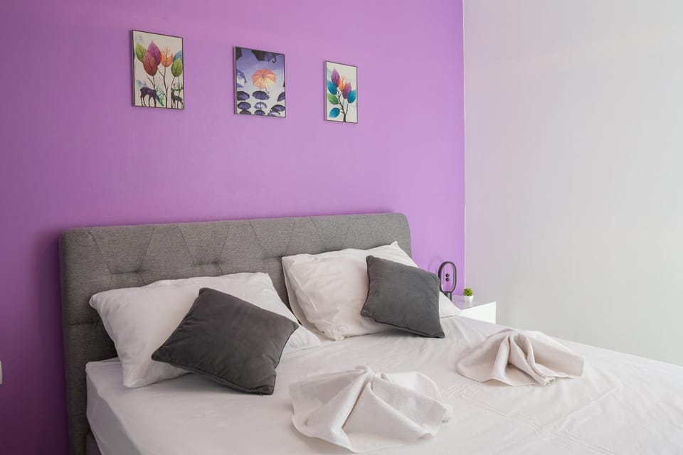 Property building, Bed, Bedroom