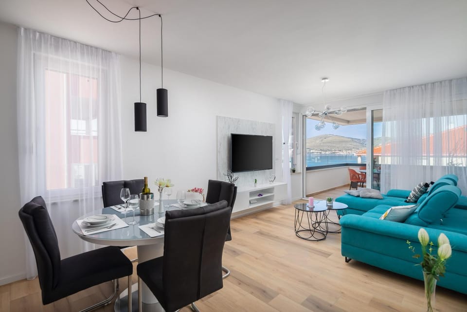 Property building, Communal lounge/ TV room, TV and multimedia, Seating area, Dining area, Sea view, Sea view, Breakfast, Sunset