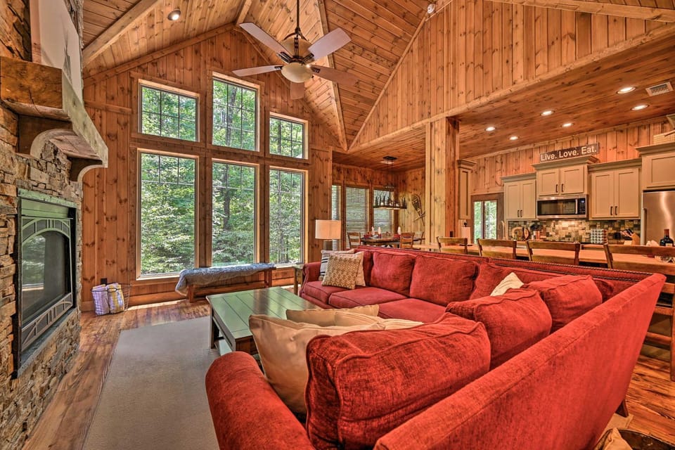 ‘Away From It All’ in Broken Bow: Games, Hot Tub! House in Oklahoma