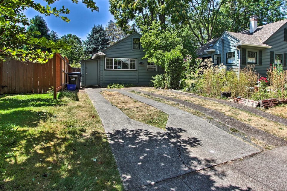 Eugene Cottage with Deck about 1 Mile to Downtown! House in Eugene