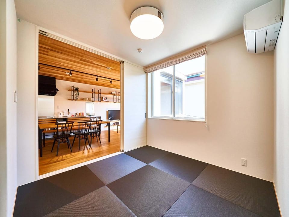 Photo of the whole room, air conditioner