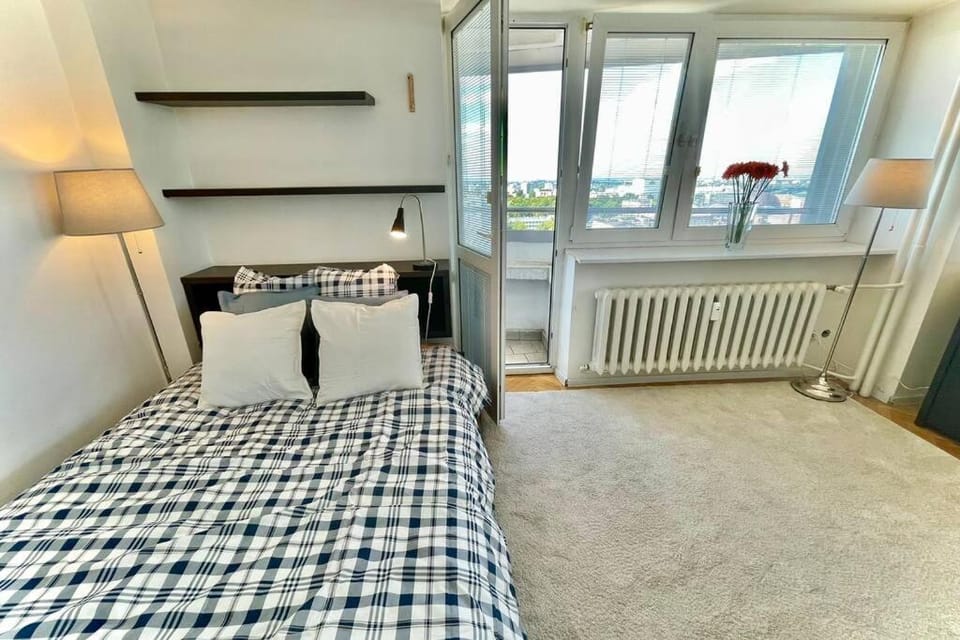ORANGE 2 2xMetro fast WiFi 50'TV Netflix HBO AppleTV+ Panorama Apartment in Warsaw
