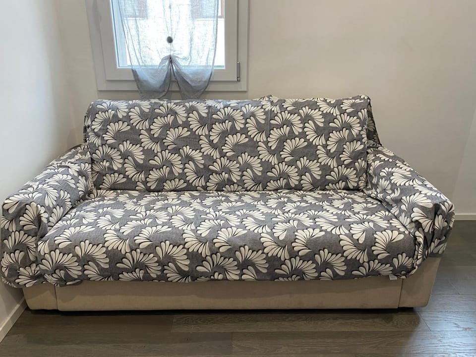 Bed, Seating area