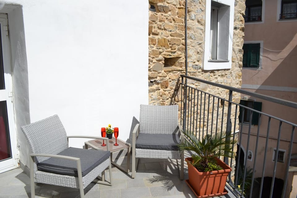 La Torretta di Piero con terrazzi e parcheggio privato Citra zero zero ottanta 31LST0282 Apartment in Imperia