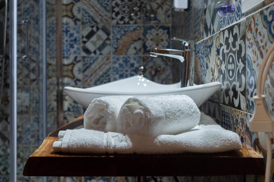 Bathroom, towels