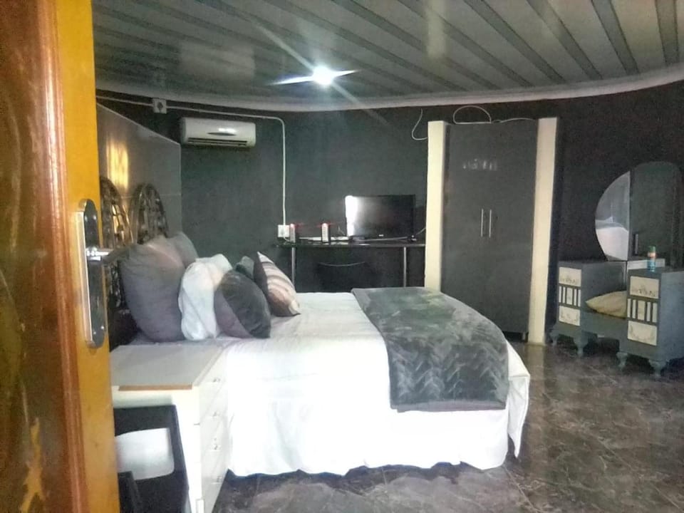Bed, Living room, Photo of the whole room, Seating area