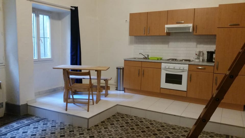 Kitchen or kitchenette, Dining area