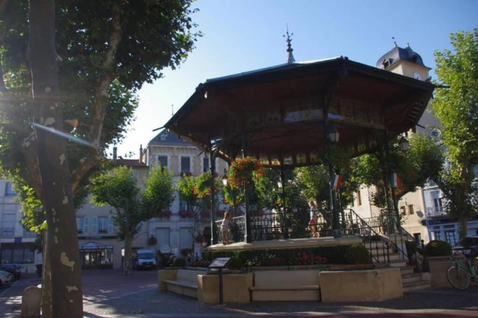Neighbourhood, Location