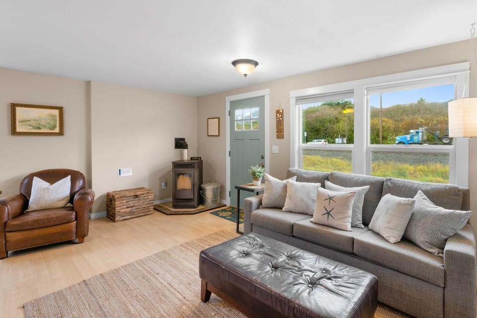 Alpine Coast Cottage - Meredith Lodging House in Rockaway Beach