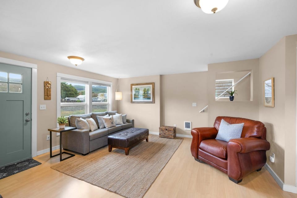 Alpine Coast Cottage - Meredith Lodging House in Rockaway Beach