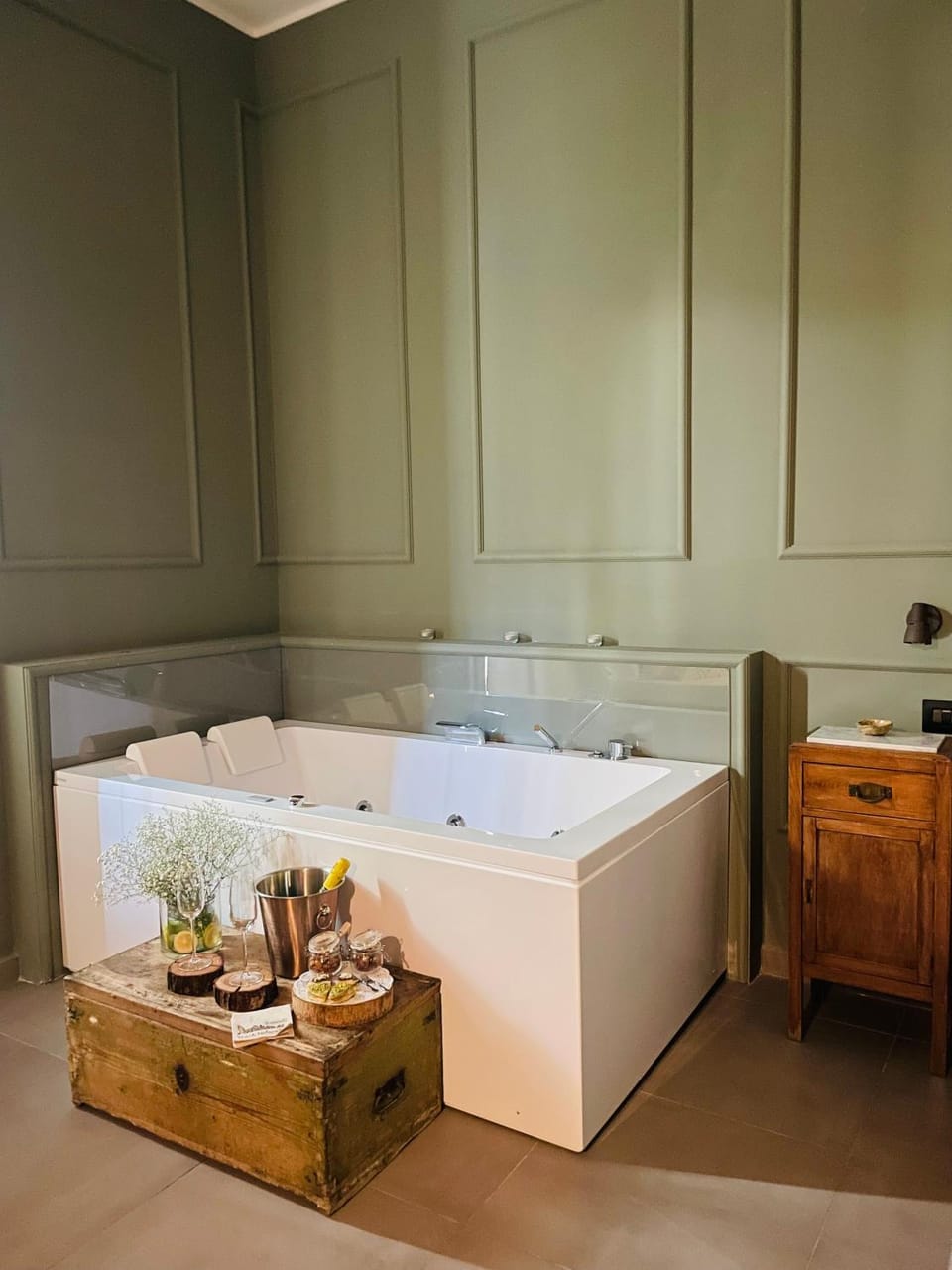 Bed, Hot Tub, Bedroom, Bath