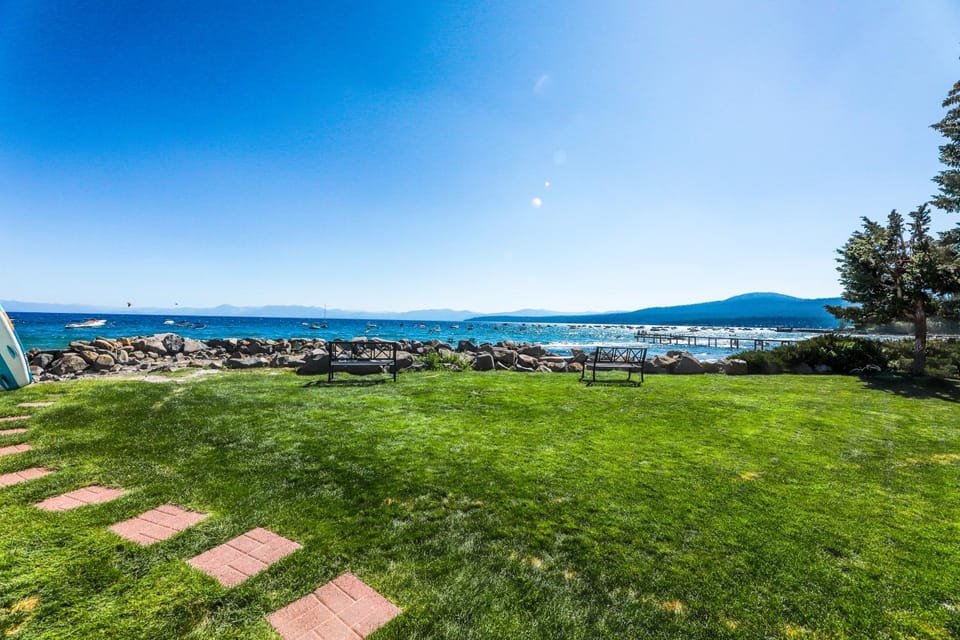Lakeside Dreamzzz Apartment in Tahoe Vista