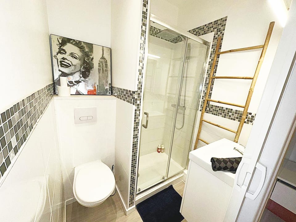 Shower, Toilet, Bathroom