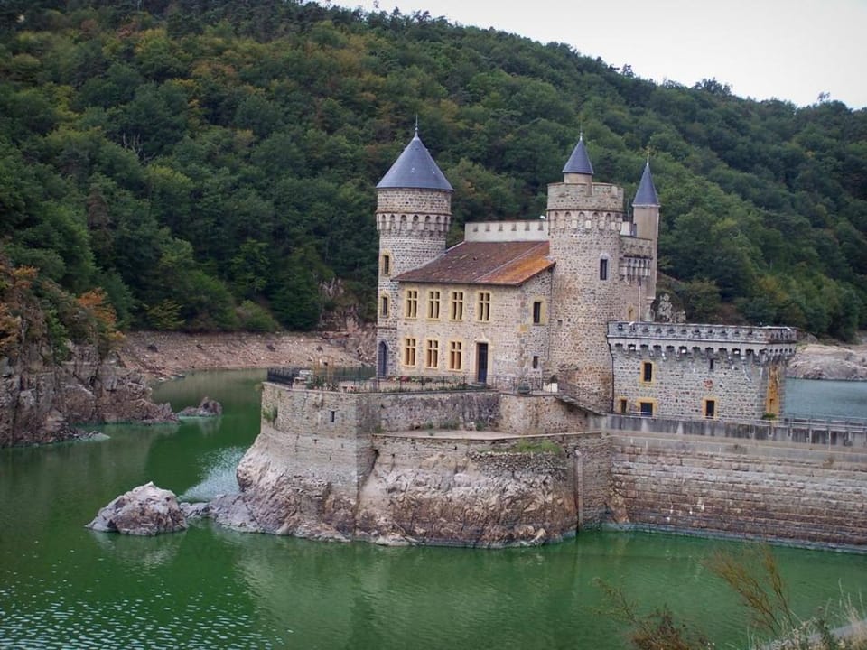 Gîte charmant avec jardin au calme, animaux admis Country House in Auvergne-Rhône-Alpes