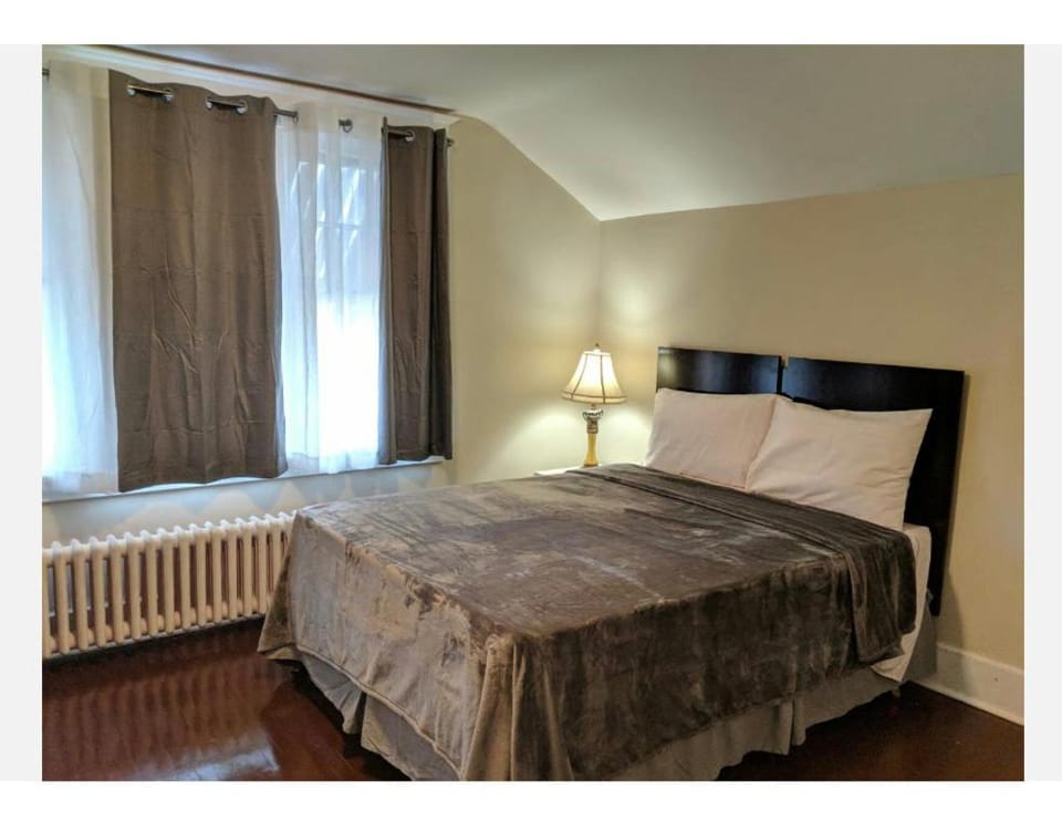 House in Niagara falls, Close to Clifton Hill, Casino and Horseshoe falls and with kitchen for 6 Guest Vacation rental in Niagara Falls