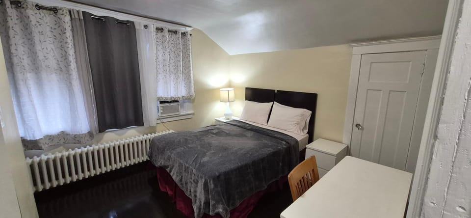 House in Niagara falls, Close to Clifton Hill, Casino and Horseshoe falls and with kitchen for 6 Guest Vacation rental in Niagara Falls