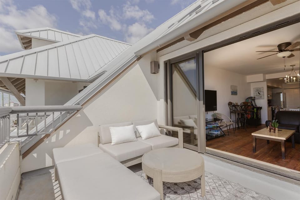 Property building, Patio, Day, View (from property/room), Balcony/Terrace, Seating area, Dining area