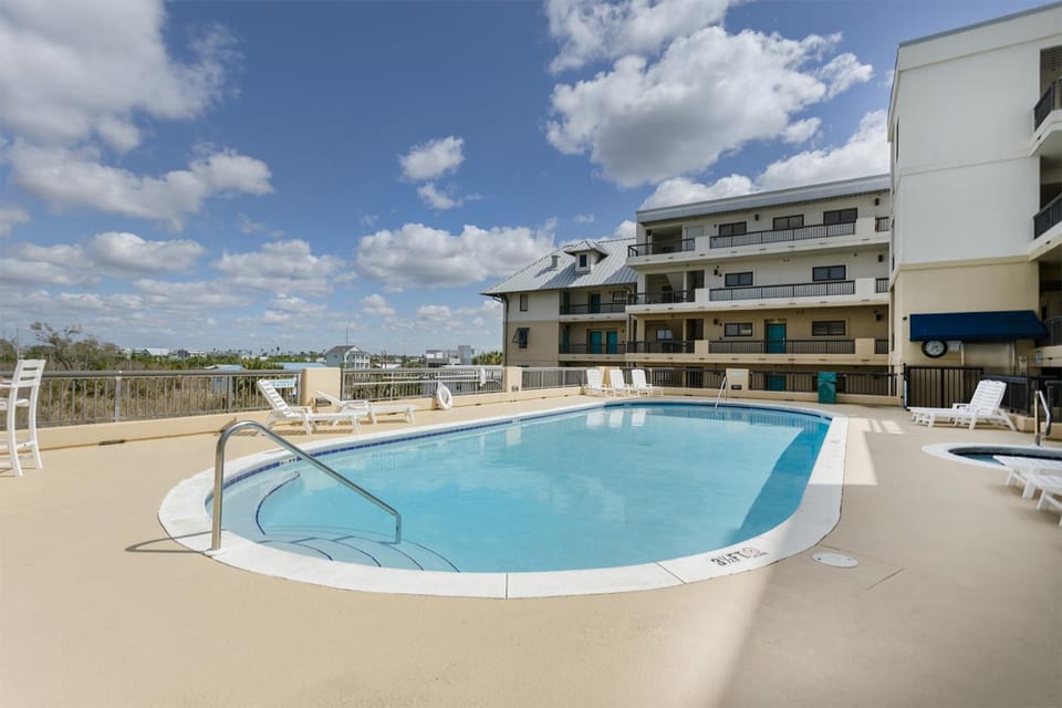Property building, Day, Pool view, Swimming pool, sunbed