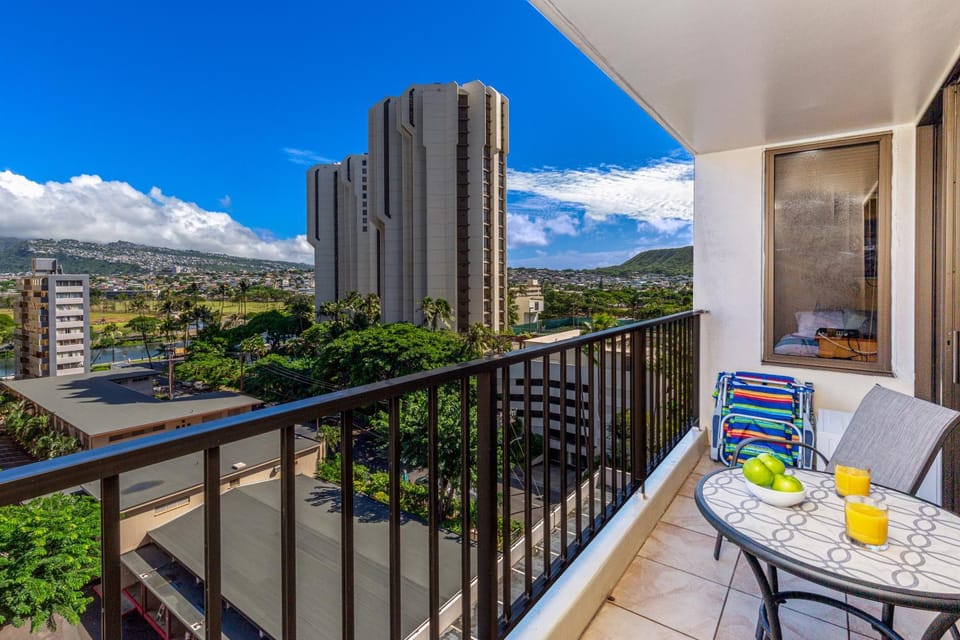 Property building, Patio, Day, Balcony/Terrace, City view