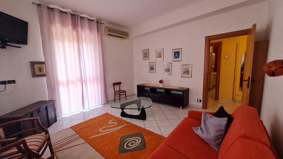 Communal lounge/ TV room, Day, TV and multimedia, Living room, Seating area, air conditioner