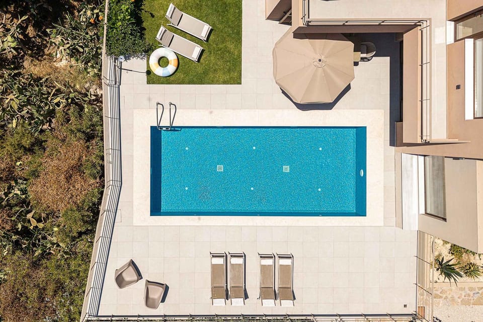 Swimming pool, sunbed