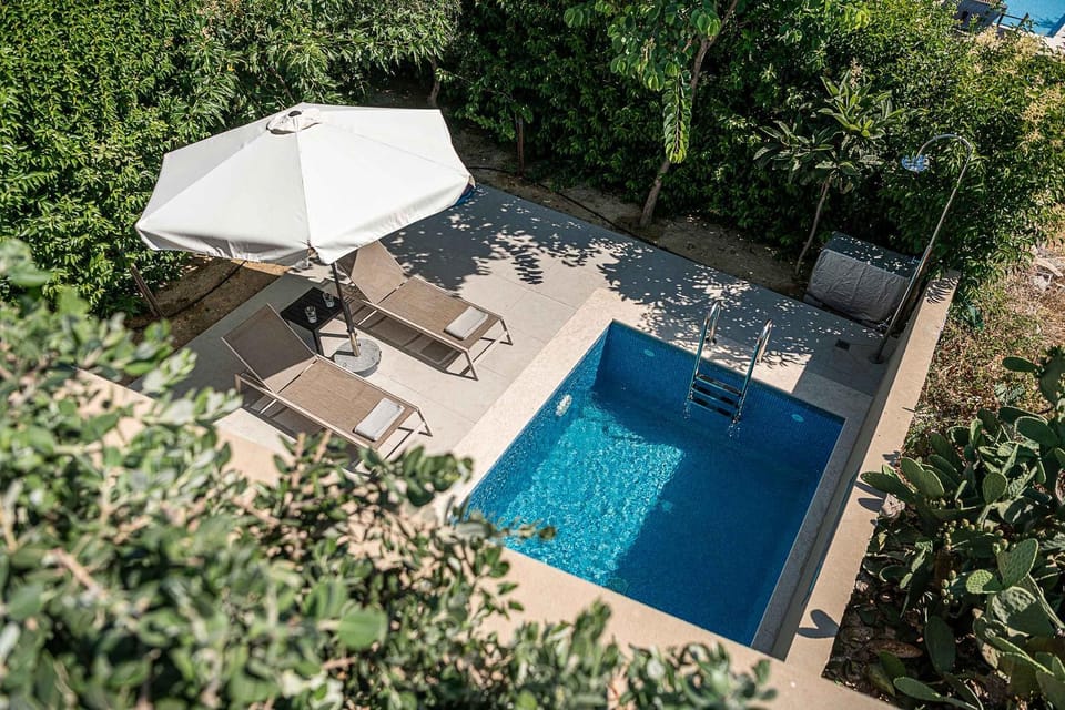 Patio, Day, Swimming pool