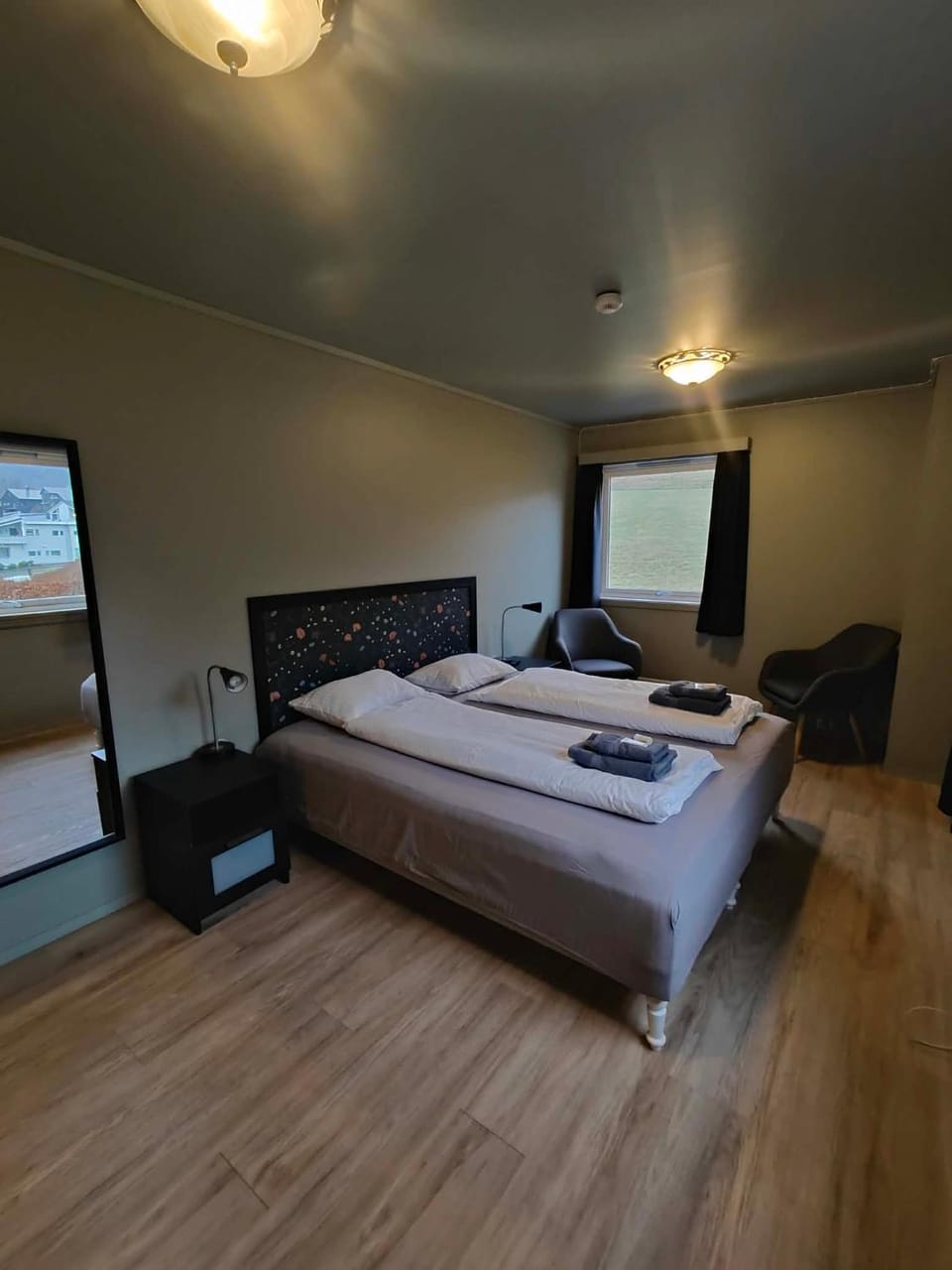 Bed, TV and multimedia, Photo of the whole room, Seating area, Bedroom