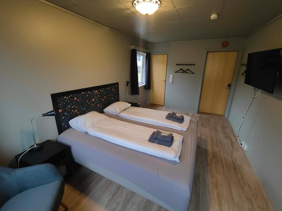 Bed, TV and multimedia, Photo of the whole room, towels