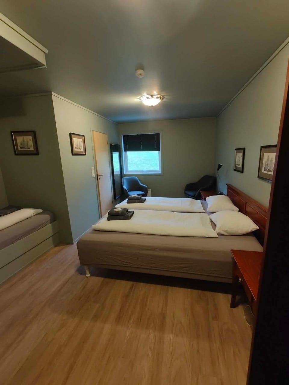 Bed, TV and multimedia, Photo of the whole room, Bedroom, towels