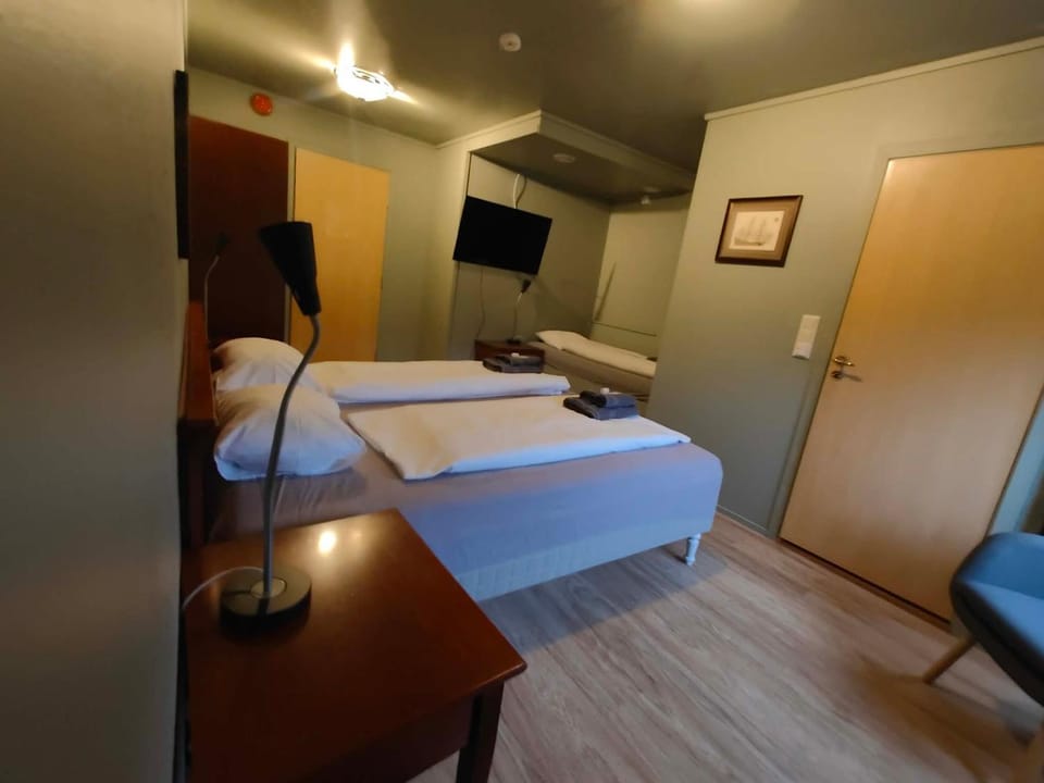 Bed, TV and multimedia, Seating area, Bedroom, wardrobe