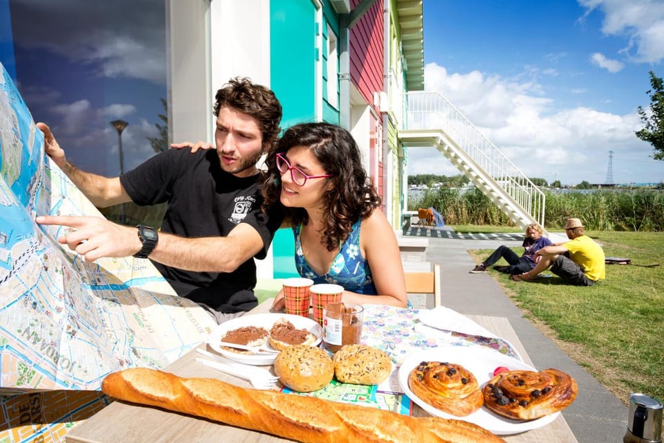 People, Food and drinks, Seating area, Food, Breakfast, Continental breakfast, Buffet breakfast, Family