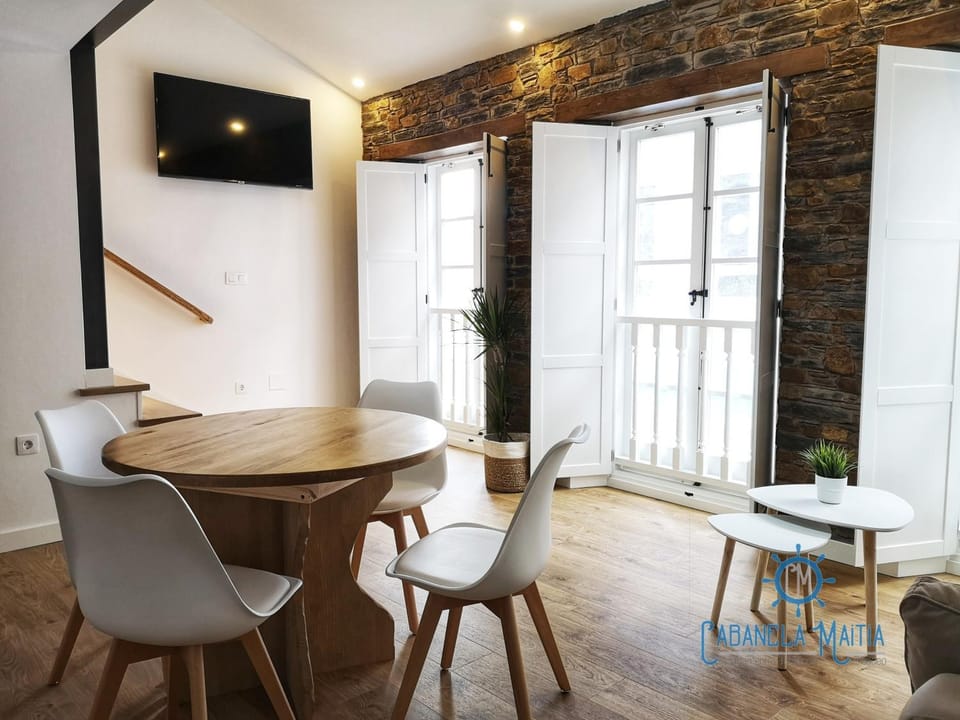 TV and multimedia, Living room, Seating area, Dining area