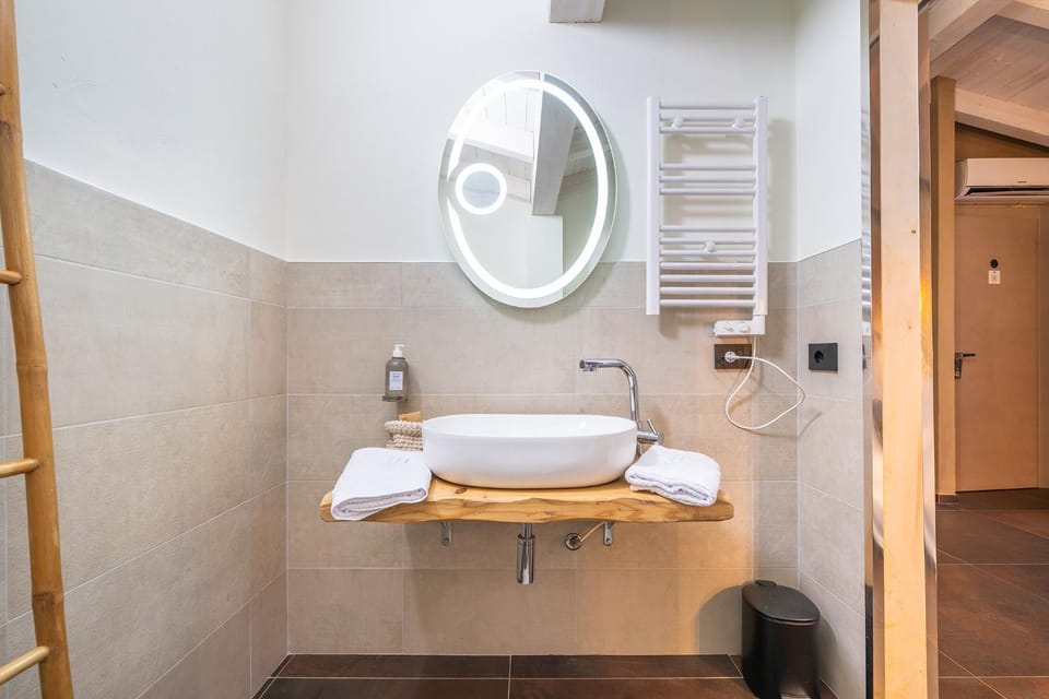 Bathroom, towels