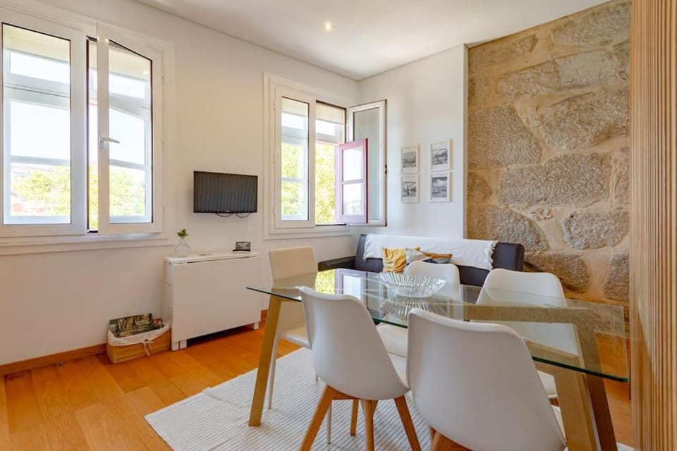 TV and multimedia, Living room, Seating area, Dining area