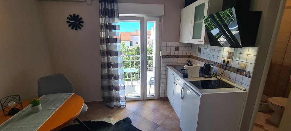 Kitchen or kitchenette, pet friendly, stove