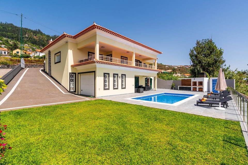 Property building, Garden, Swimming pool