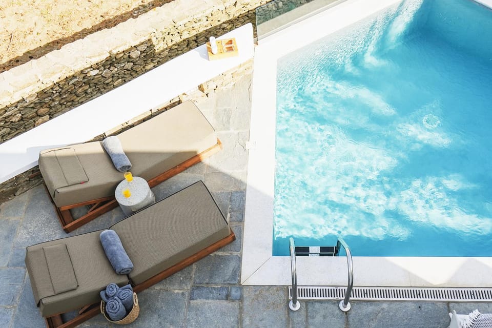 Patio, Day, Swimming pool, sunbed