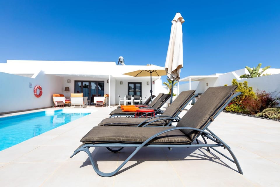 Swimming pool, sunbed
