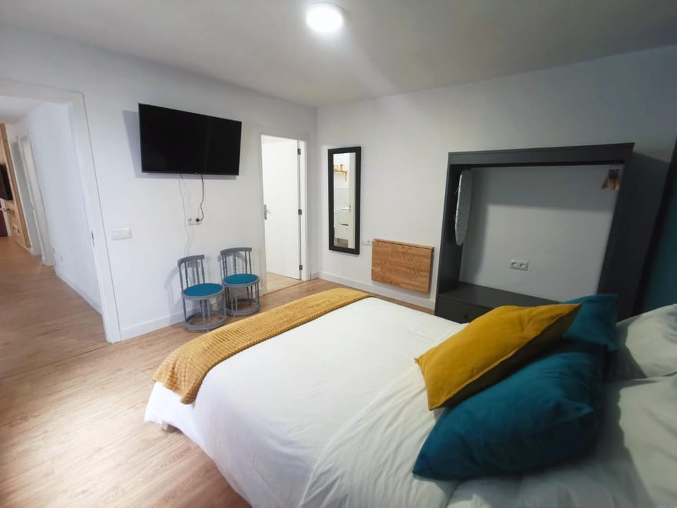 Bed, TV and multimedia, Photo of the whole room, Bedroom