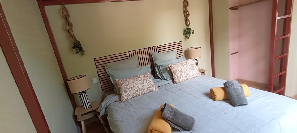 Photo of the whole room, Bedroom