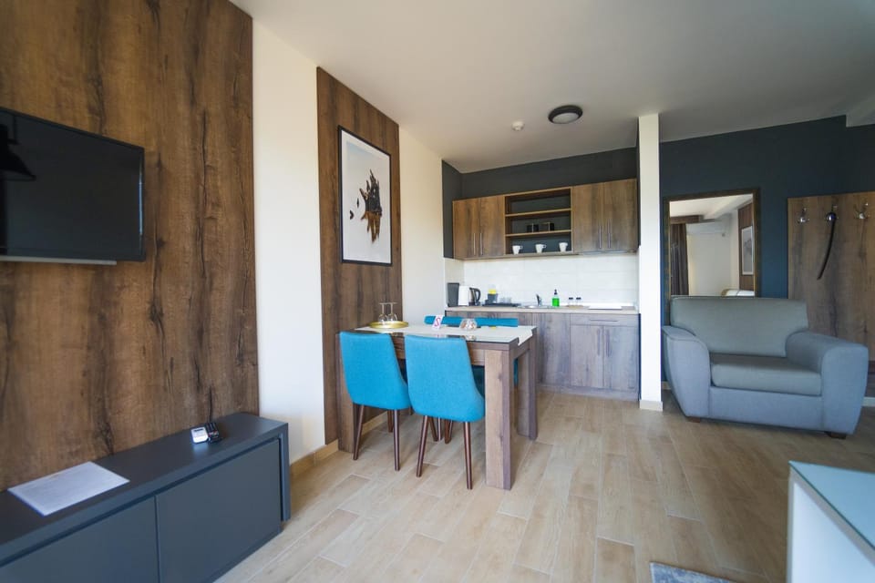 Photo of the whole room, Dining area, kitchen