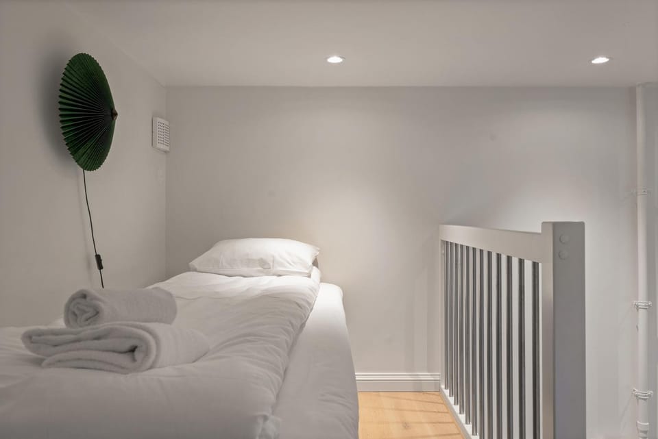 Bed, towels
