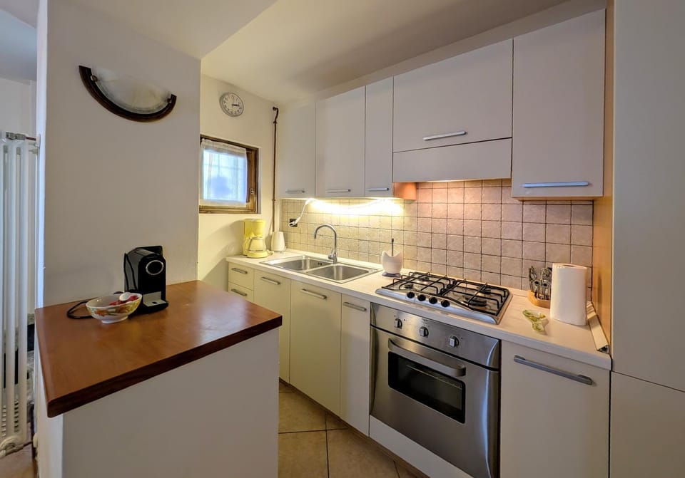 Coffee/tea facilities, Kitchen or kitchenette, dishwasher, oven, stove