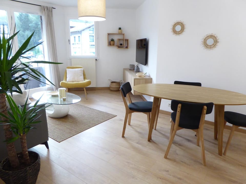 TV and multimedia, Living room, Seating area, Dining area
