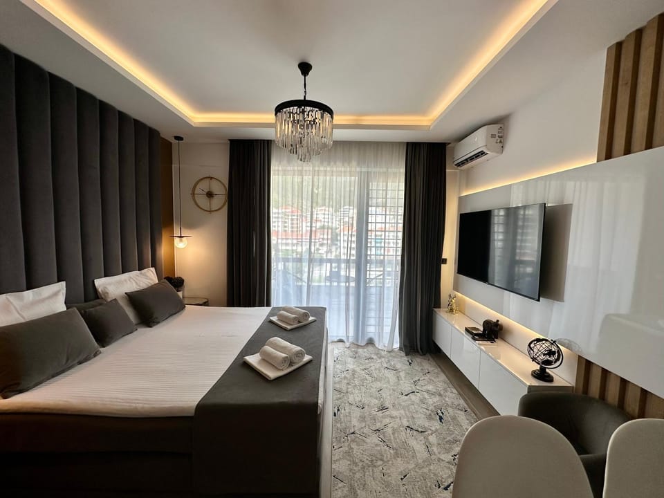 Bed, TV and multimedia, Photo of the whole room, Seating area, Bedroom, hair dresser