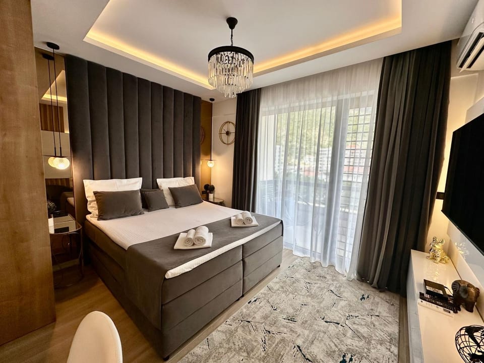 Bed, Photo of the whole room, Seating area, hair dresser