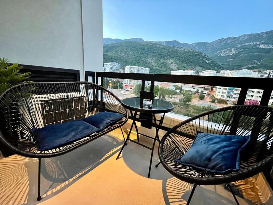 View (from property/room), Balcony/Terrace, Seating area, Mountain view