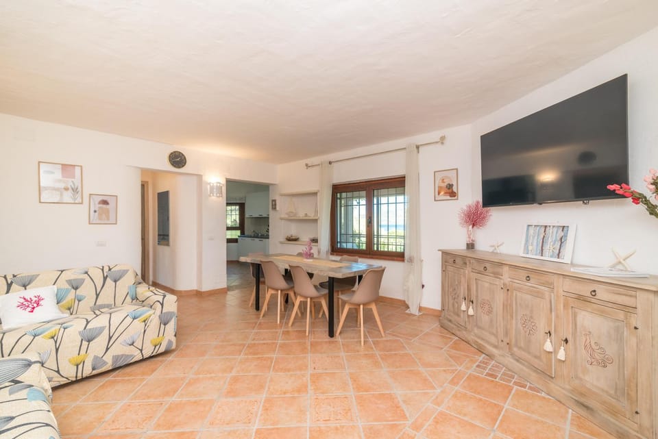TV and multimedia, Living room, Seating area, Dining area
